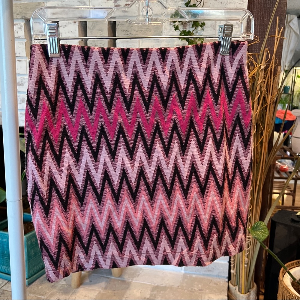 EXPRESS High Waisted Chevron Knit Mini Skirt. Women’s XS.